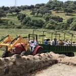 Un remolque tirado con tractor para transportar a las personas que optan por una visita a la explotación ganadera de toros bravos Soto de la Fuente. EFE/Ganadería Soto de la Fuente