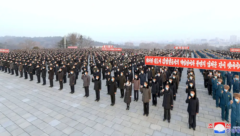 Norcoreanos en un acto por el décimo aniversario de la muerte de Kim Jong Il