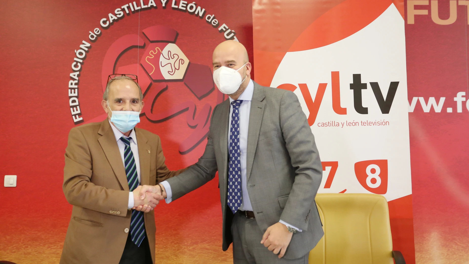 El director general de Radio Televisión de Castilla y León, Jorge Losada, y el presidente de la Federación de Castilla y León de Fútbol, Marcelino S. Maté, suscriben un acuerdo de colaboración