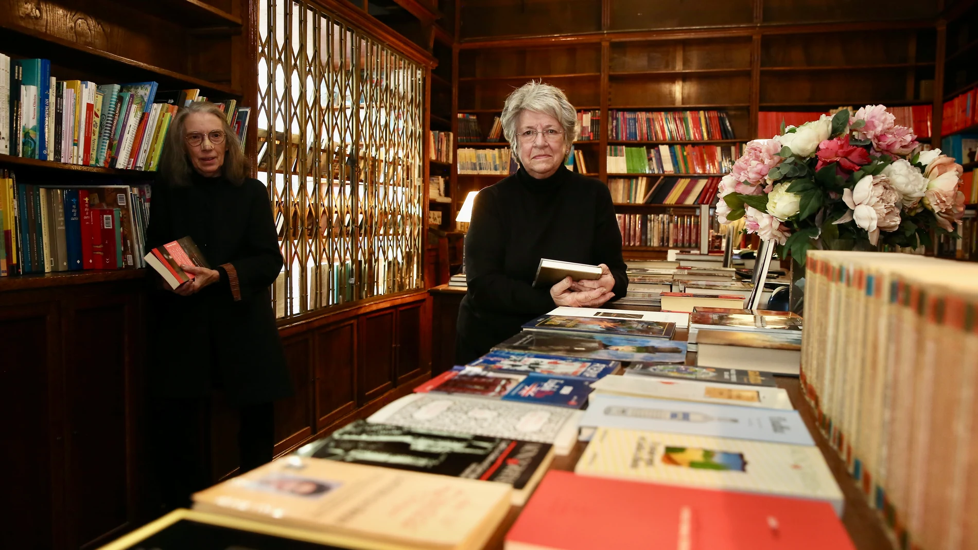 Ana y Lourdes Serrano, en el mostrador de la librería Pérgamo, a punto de cerrar