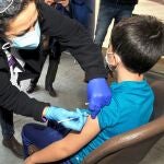 Una sanitaria inocula una dosis de la vacuna contra el covid en Albacete este jueves donde continúa la vacunación de los menores de entre 5 y 11 años.