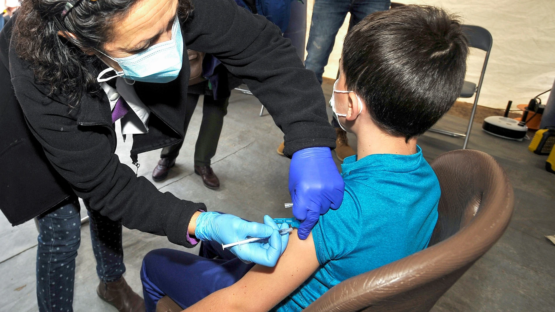 Una sanitaria inocula una dosis de la vacuna contra el covid en Albacete este jueves donde continúa la vacunación de los menores de entre 5 y 11 años.
