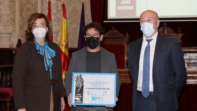 La presidenta de la Diputación de Palencia, Ángeles Armisén; y el alcalde de Paredes de Nava, Luis Calderón, hacen entrega a Reinaldo Jiménez de su premio internacional de Poesía Jorge Manrique