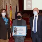 La presidenta de la Diputación de Palencia, Ángeles Armisén; y el alcalde de Paredes de Nava, Luis Calderón, hacen entrega a Reinaldo Jiménez de su premio internacional de Poesía Jorge Manrique