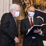 El presidente de las Cortes, Luis Fuentes, conversa con Méndez Poco tras firmar en el Libro de Honor del VIII Centenario