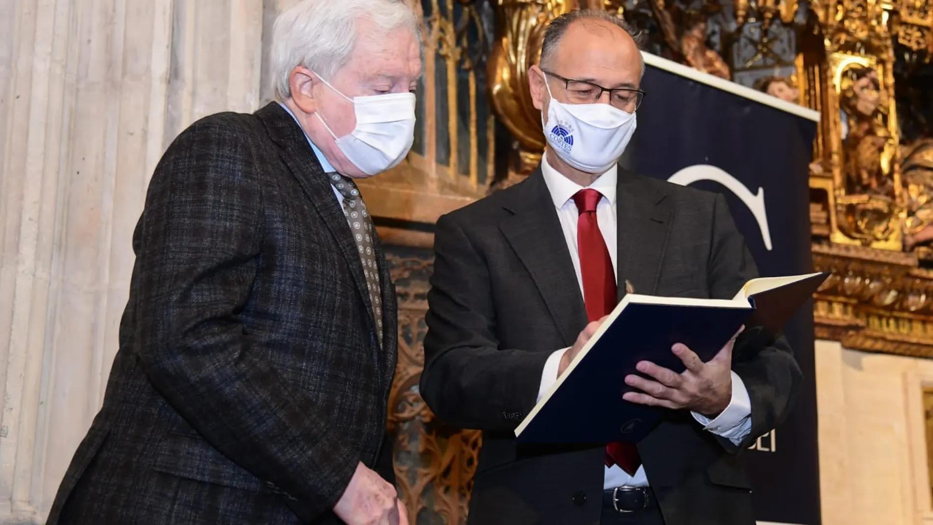 El presidente de las Cortes, Luis Fuentes, conversa con Méndez Poco tras firmar en el Libro de Honor del VIII Centenario