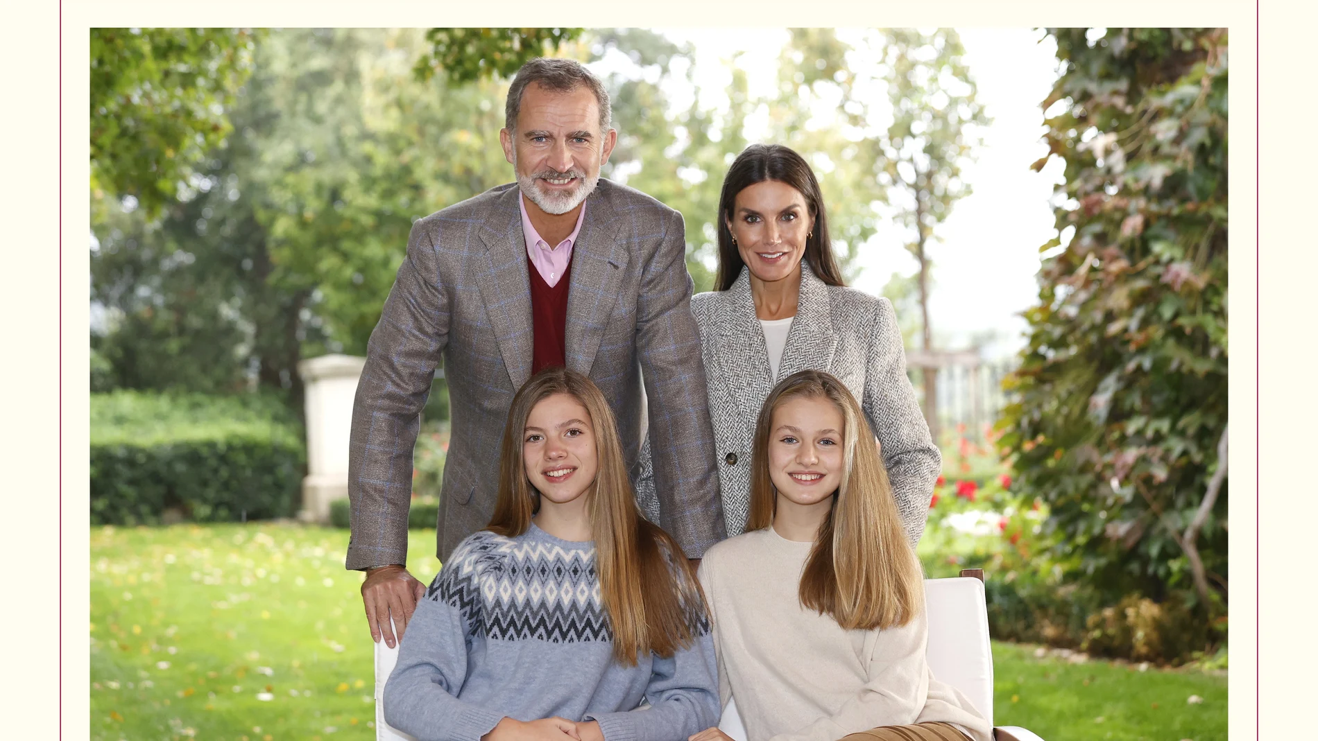 Los Reyes Don Felipe y Doña Letizia felicitan la Navidad junto a sus hijas la Princesa Leonor y la Infanta Sofía