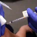 Un niño es vacunado contra el coronavirus
