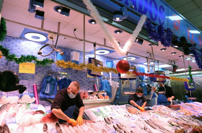 Puesto de pescado y marisco en el Mercado de San Isidro, a 17 de diciembre de 2021, en Madrid, (España)