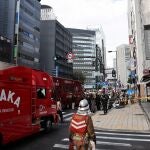 Bomberos junto al edificio donde se produjo el incendio en Osaka, Japón