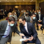 Los presidentes del PP de Castilla y León y de Valladolid, Alfonso Fernández Mañueco y Conrado Íscar, conversan durante el encuentro con afiliados
