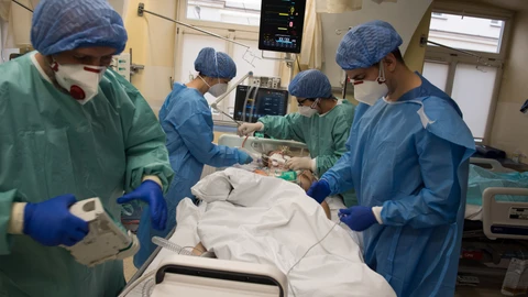 Paciente infectado de coronavirus en una UCI
