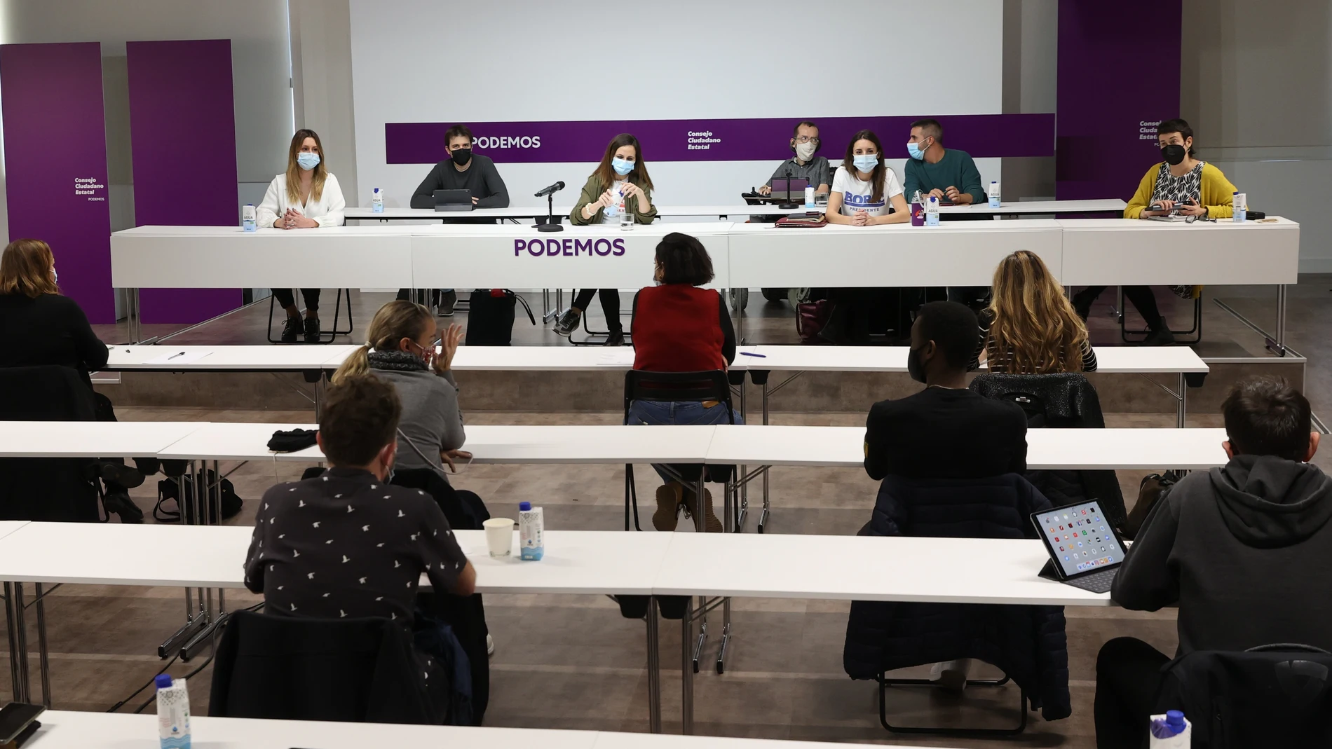 MADRID, 17/12/2021.- La secretaria general de Podemos, Ione Belarra (3i), asiste a la inauguración de la reunión del Consejo Ciudadano Estatal de Podemos que se celebra en Madrid, este viernes.