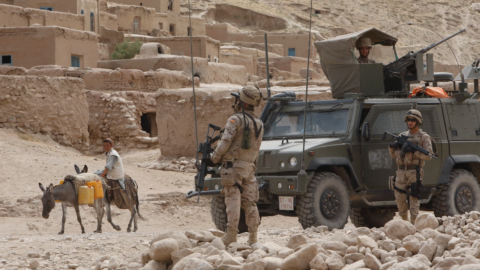 Militares españoles en el pueblo afgano de Abzi - Khuda, cerca de Qala i Naw