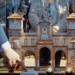 Se ha descubierto la maqueta de la portada de la Feria de Abril 2022, que este próximo año estará basada en la fachada del Hotel Alfonso XIII de Sevilla. EFE/José Manuel Vidal