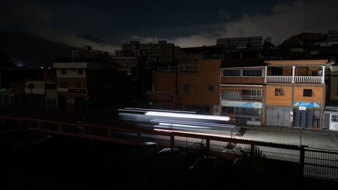 Fotografía de larga exposición que muestra una calle en medio de la falla eléctrica la madrugada de hoy, en Caracas (Venezuela)