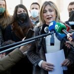 La madre de Marta Calvo Burón (c) realiza declaraciones a los medios este viernes en el exterior del Congreso de los Diputados, donde el PP junto a otros partidos presentaron una proposición no de ley para conseguir que la ocultación del cadáver de una víctima tras su asesinato u homicidio sea penado como delito y se endurezca la condena