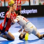 La jugadora noruega Kari Brattset (i) lucha con la española Maitane Echevarría en la semifinal del Mundial