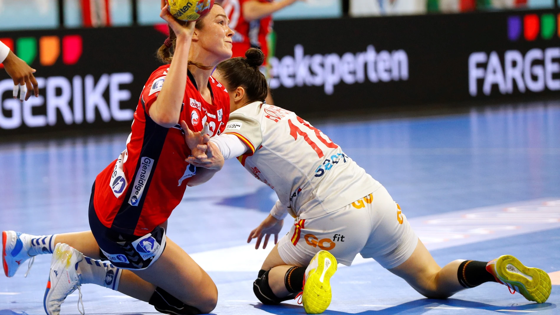 La jugadora noruega Kari Brattset (i) lucha con la española Maitane Echevarría en la semifinal del Mundial