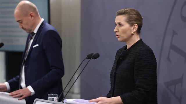 La primera ministra danesa, Mette Frederiksen, acompañada por el ministro de Sanidad, Magnus Heunicke, durante la rueda de prensa de este viernes