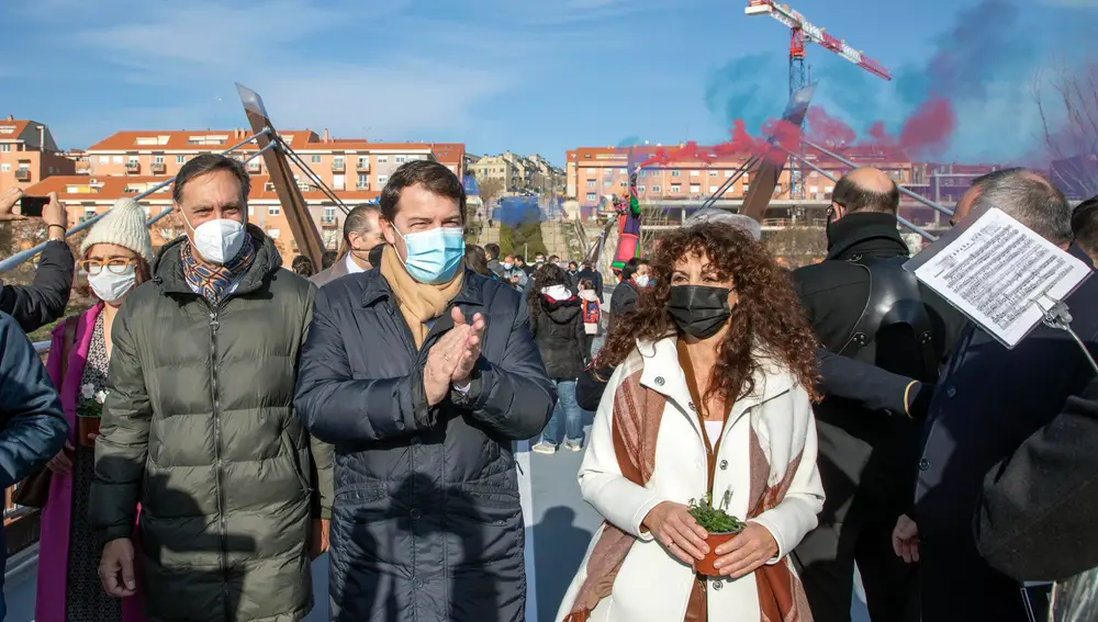 El presidente de la Junta de Castilla y León, Alfonso Fernández Mañueco, y el alcalde de Salamanca, Carlos García Carbayo, asisten a la apertura de la nueva pasarela peatonal y ciclista sobre el río Tormes