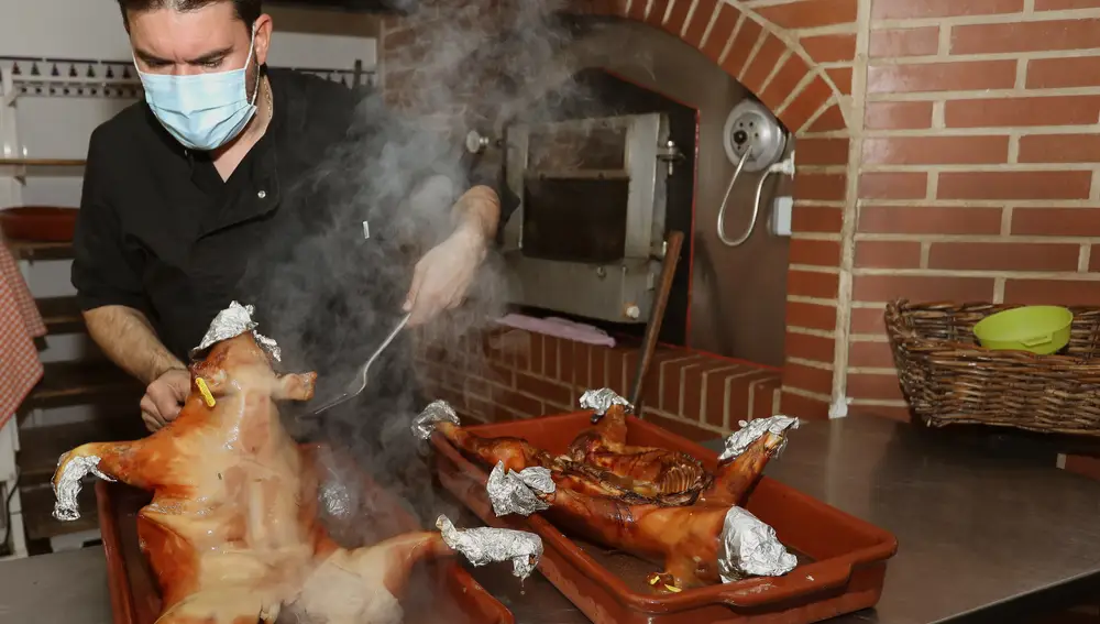 El panadero Jesús Plaza en su obrador asando carne y cocinado sopas de ajo con costra en el horno de leña de su panadería