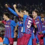 Los jugadores del Barcelona celebran el gol de Nico, que les dio el triunfo ante el Elche