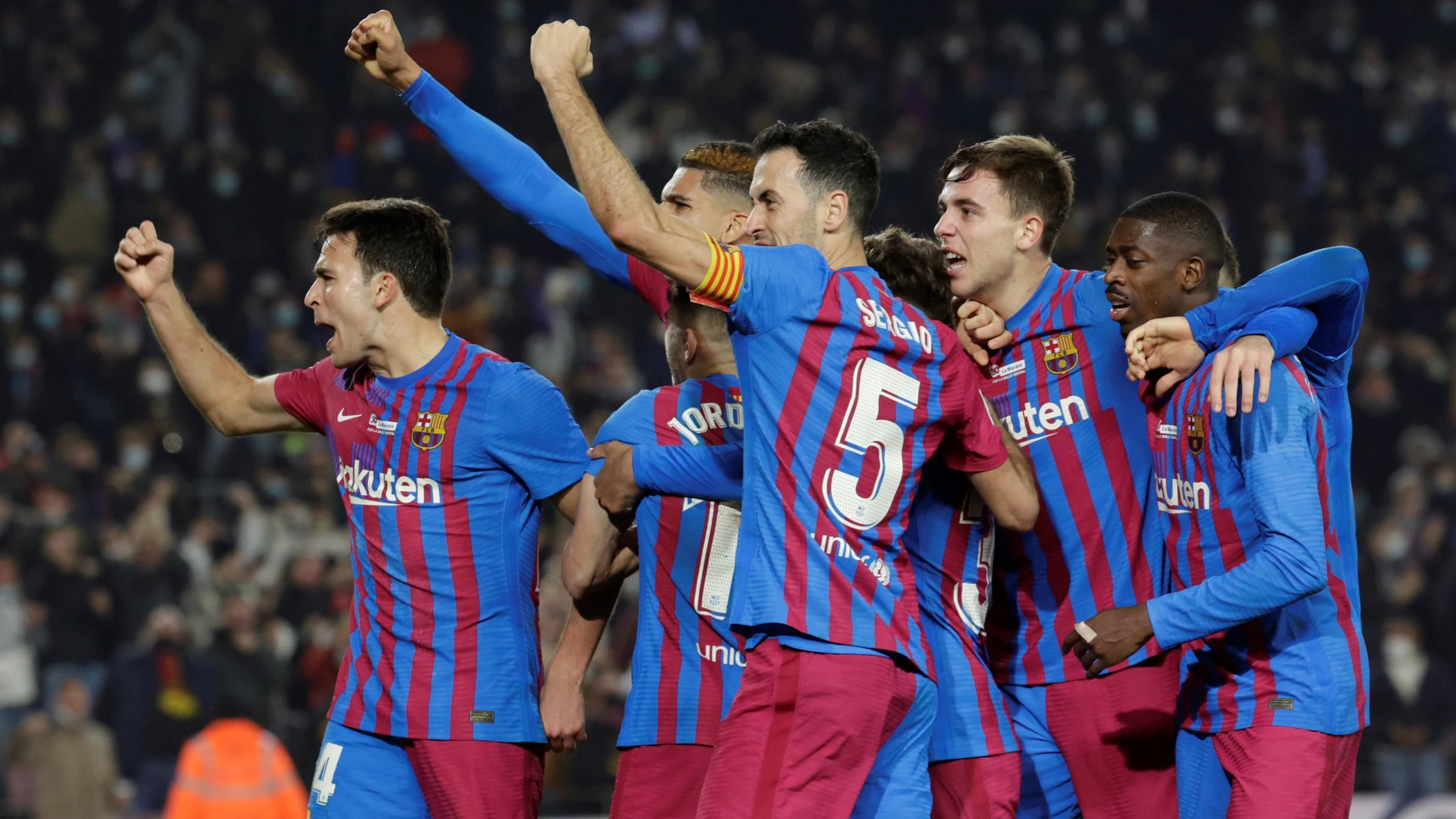Los jugadores del Barcelona celebran el gol de Nico, que les dio el triunfo ante el Elche