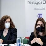 Alicia Rubio (d), Catedrática de Organización Empresarial de la Universidad de Murcia, junto a Adela Valero, vicerrectora de Empleo y Programas Formativos de la Universitat de València, durante el foro organizado por Efe sobre "Emprendimiento y mujer".