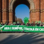 Varias personas sostienen la pancarta de cabecera de una manifestación contra el fallo del 25% de castellano, a 18 de diciembre de 2021. orena Sopêna / Europa Press