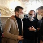 El secretario general del PSOE de Castilla y León, Luis Tudanca, conversa con el ministro Grande Marlaska, en presencia de David Serrada, en el Congreso Provincial socialista de Salamanca