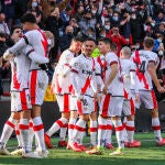 Los jugadores del Rayo Vellecano celebran uno de sus goles al Alavés