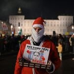 Un hombre vestido de Papá Noel protesta contra el pasaporte covid en Turín, Italia