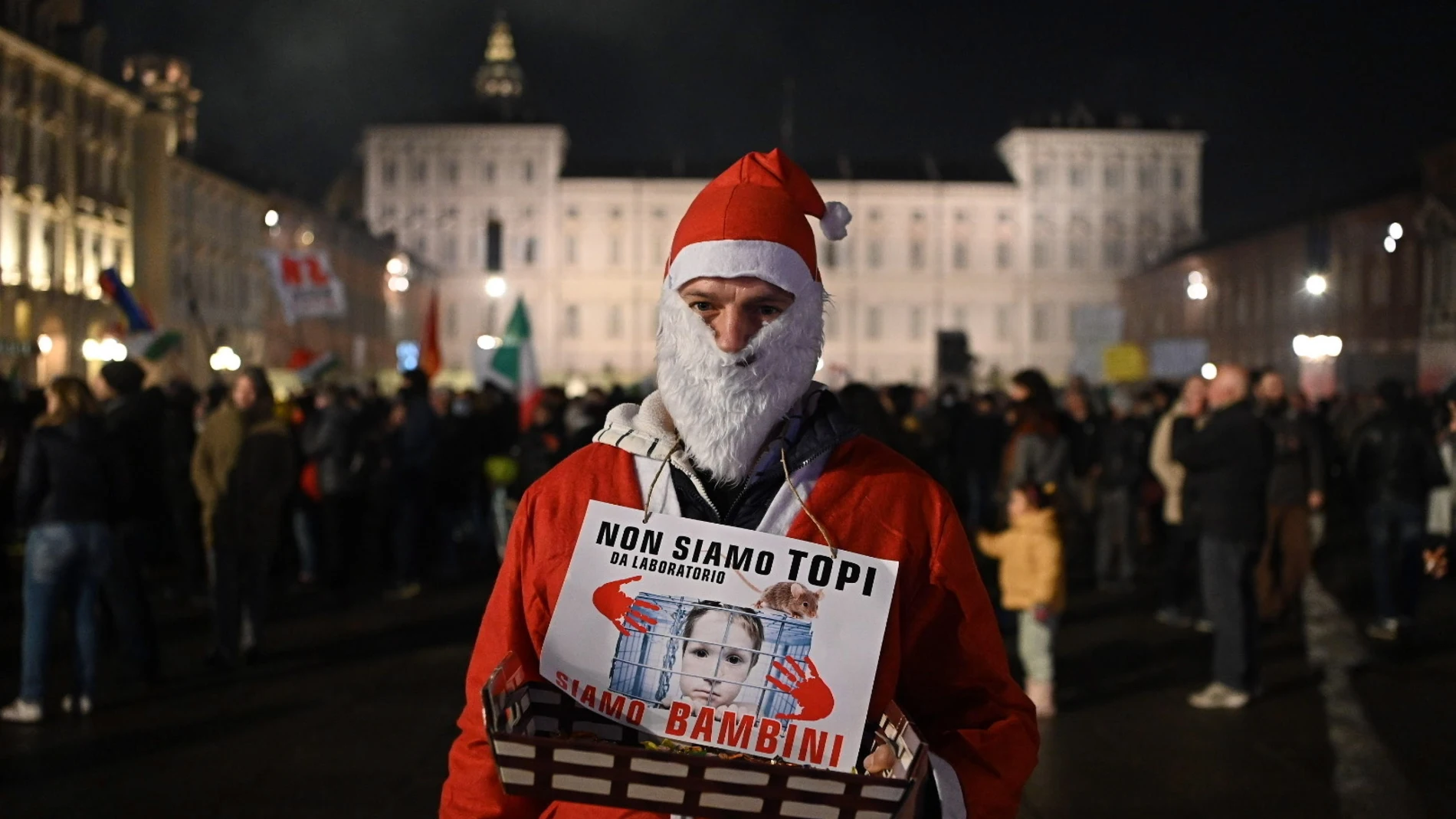 Un hombre vestido de Papá Noel protesta contra el pasaporte covid en Turín, Italia