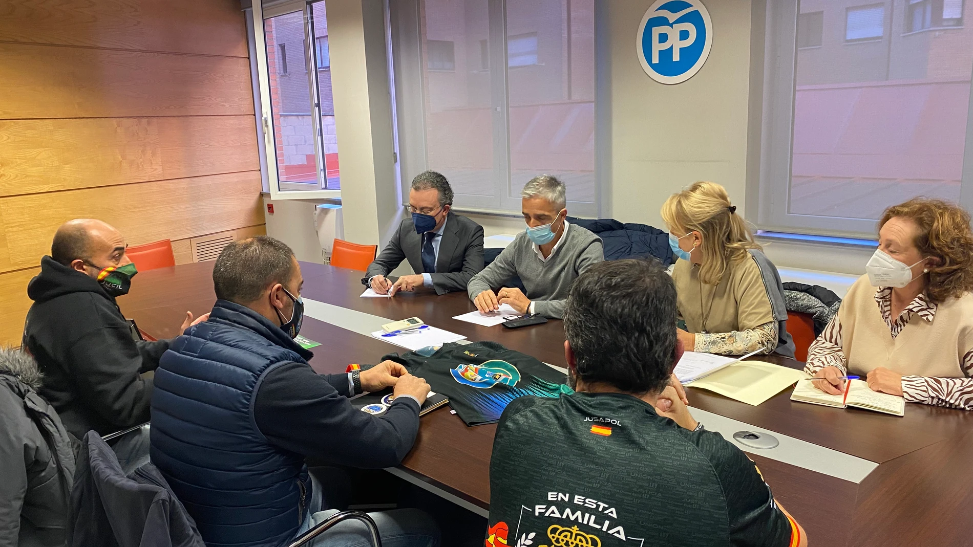 Los dirigentes del PP de León se reúnen con los representantes de la Jusapol
