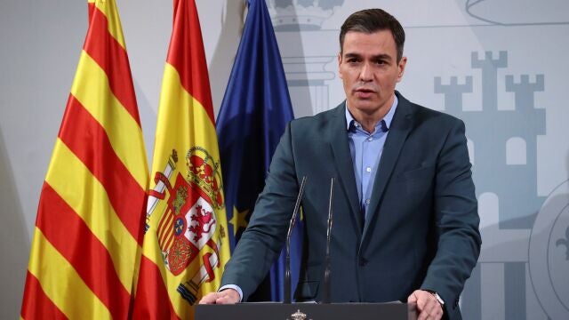 MADRID, 19/12/2021.- El presidente del Gobierno, Pedro Sánchez, durante la rueda de prensa posterior a la reunión que ha mantenido con la delegada del Gobierno en Cataluña, Teresa Cunillera, este domingo en la sede de la Delegación del Gobierno, en Barcelona.