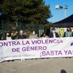 Concentración de repulsa al asesinato de una mujer y su hija, el 19 de diciembre de 2021, en Liaño de Villaescusa, Cantabria (España).