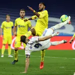 Benzema intenta un remate acrobático ante el Cádiz