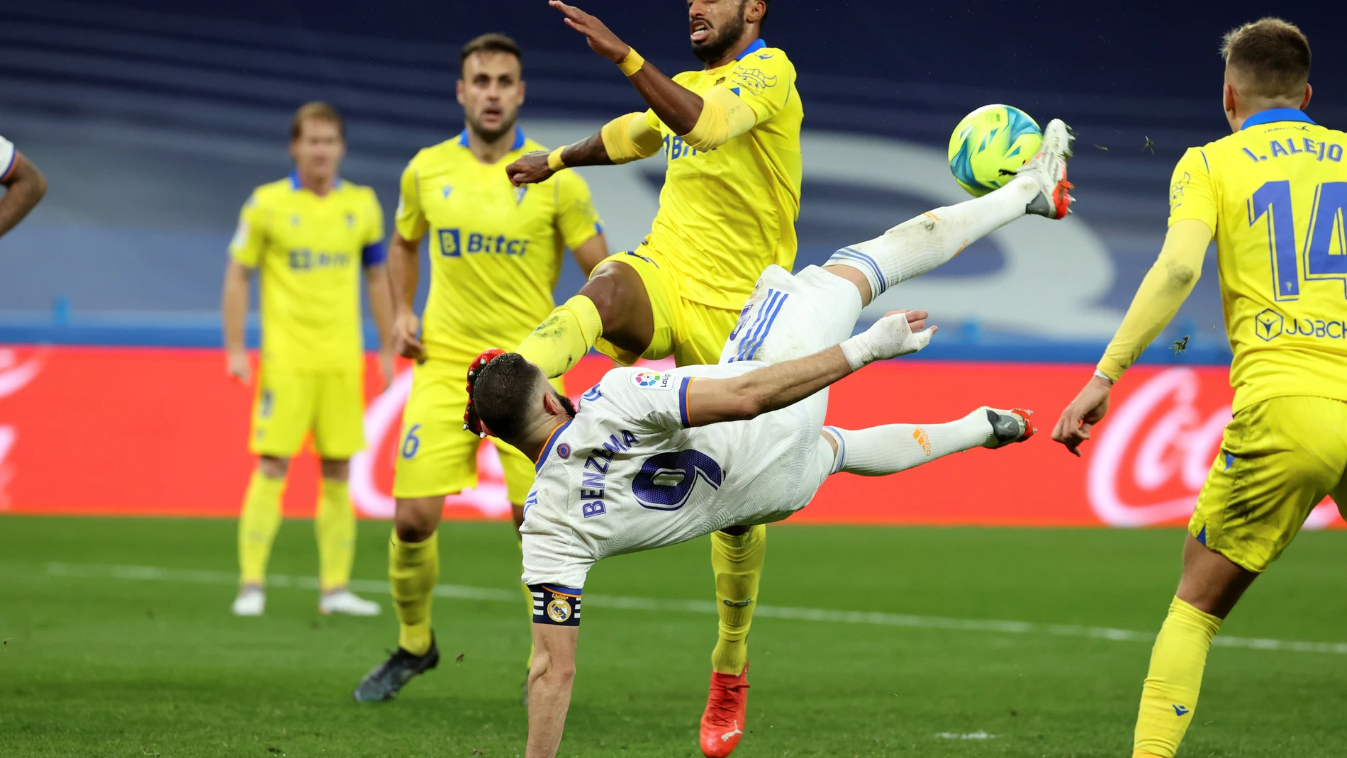 Benzema intenta un remate acrobático ante el Cádiz