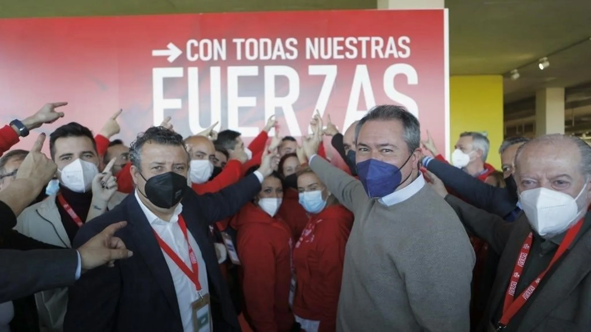 Juan Espadas y Javier Fernádez, entre otros dirigentes, en el congreso del PSOE de Sevilla