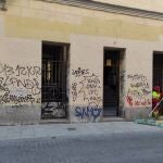 Pintadas en un edificio de la calle de la Palma, en el barrio de Malasaña de la capital