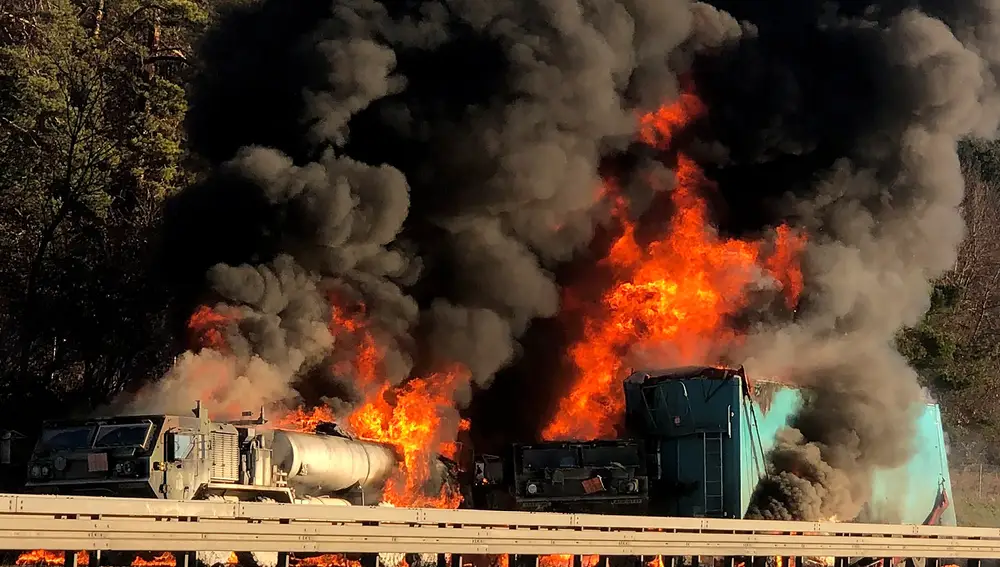 Incendio en una carretera de Baviera tras colisionar un cambión contra un convoy de vehículos militares