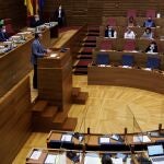 El diputado del gupo parlamentario popular, Rubén Ibáñez (i), se dirige al conseller de Hacienda, Vicent Soler (d), durante el pleno de Les Corts Valencianes donde se debate la ley de acompañamiento a los Presupuestos de la Generalitat de 2022