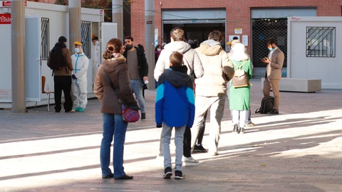 Varias personas hacen cola para realizarse una PCR en el Cap Villa Olímpica de Barcelona este lunes, en plena explosión de los contagios