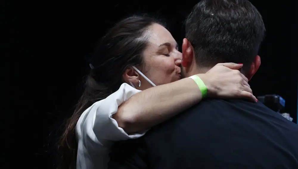 Gabriel Boric recibe un beso de su novia Irina Karamanos tras ganar las elecciones