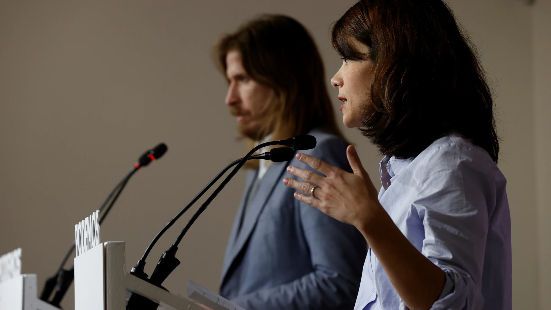 Los portavoces de Podemos, Isa Serra (d) y Pablo Fernández (i) durante una rueda de prensa celebrada en Madrid este lunes. EFE/ Juan Carlos Hidalgo