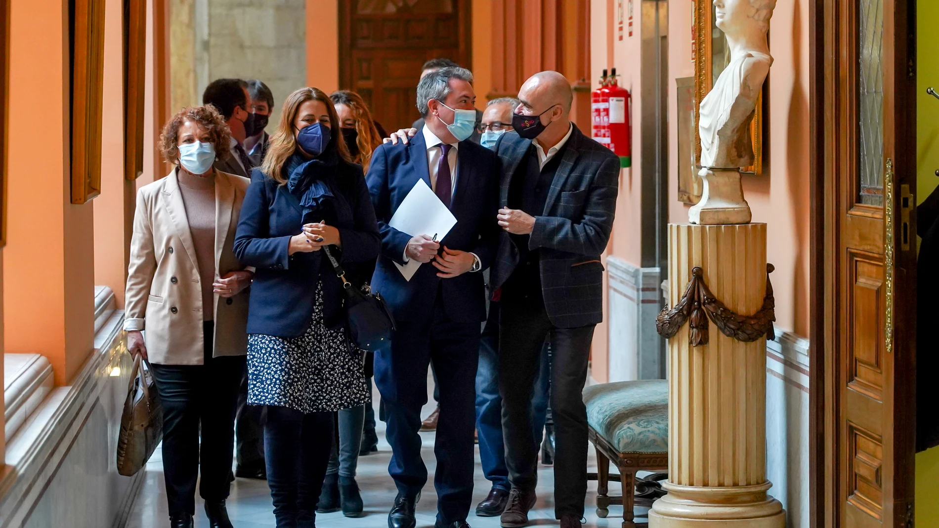 Juan Espadas (2 d) junto al que será su sucesor como alcalde de Sevilla, Antonio Muñoz (1d), y la alcaldesa en funciones, Sonia Gaya (2 i)