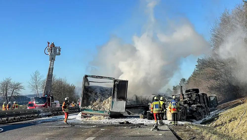 Un incendio provocado tras colisionar un camión civil con vehículos militares de EEUU en Alemania