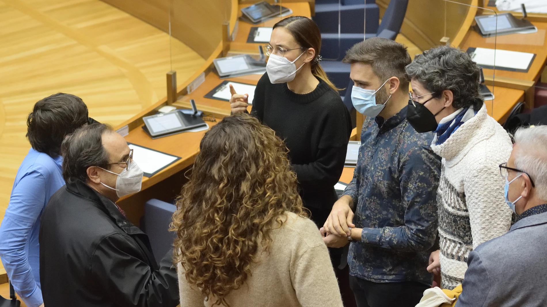 Pilar Lima, Vicent Soler, Fran Ferri y otros diputados en el pleno de Les Corts que debate los Presupuestos de 2022