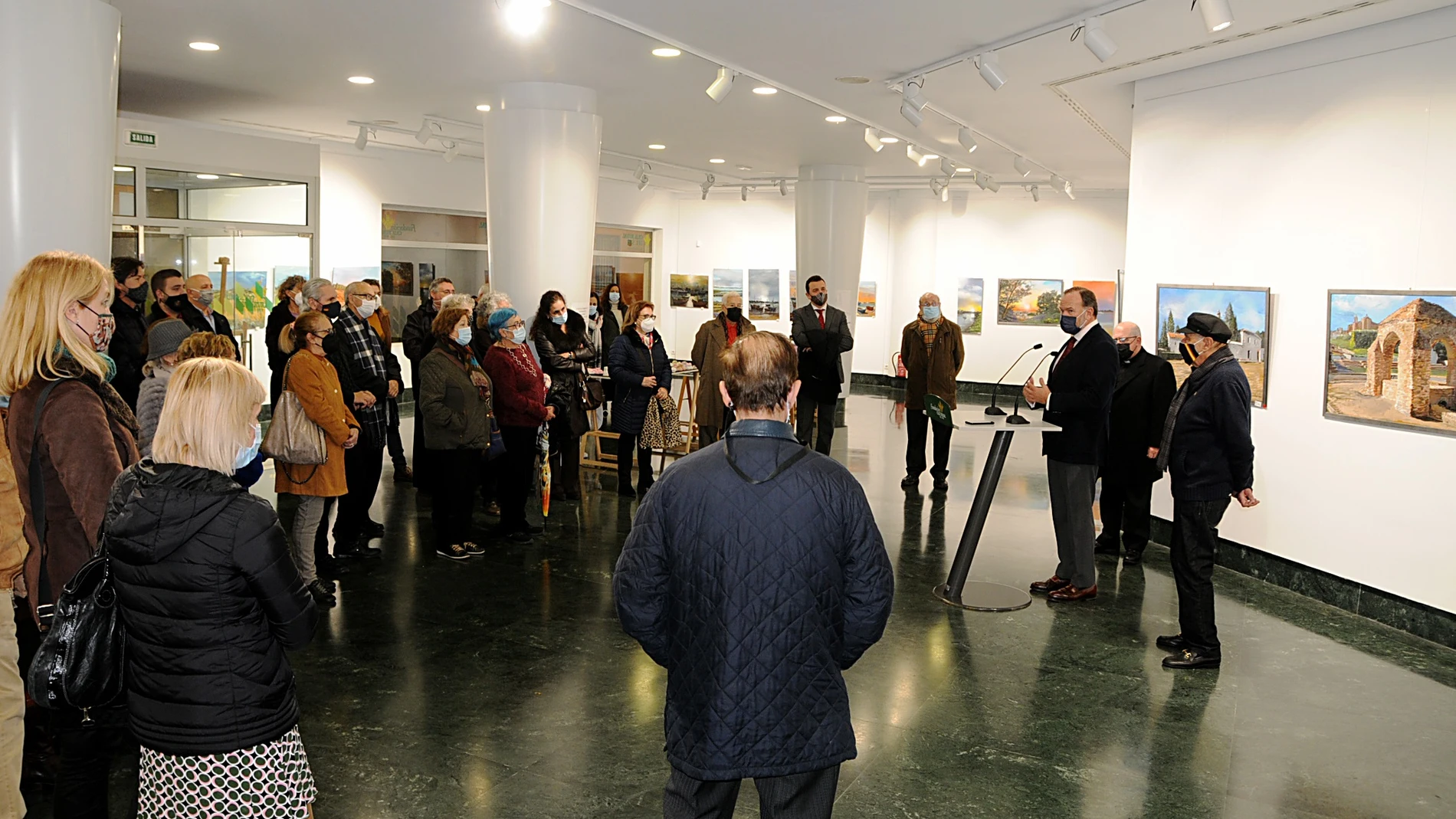 Acto de inauguración de la exposición solidaria de Alfonso Aramburu y Maribel Morales en Huelva